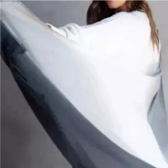 Carly Cushnie Scarf  Ombre Gray Black White- NEW. One Size - Picture 5 of 6